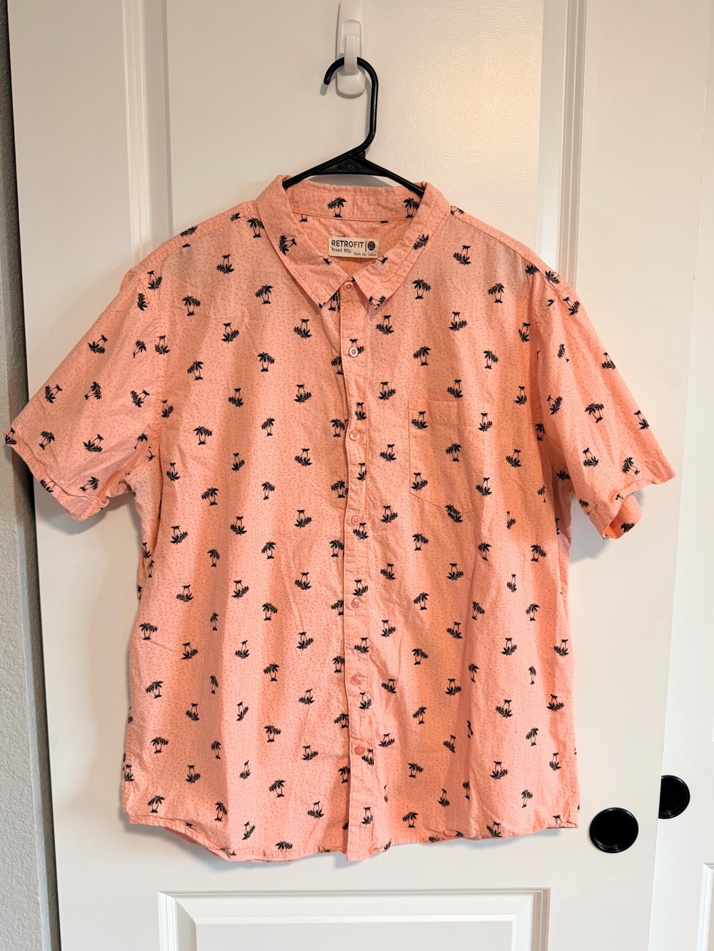 Retrofit Men’s Short-Sleeve Button-Up Shirt in Coral with Navy Palm Tree Print